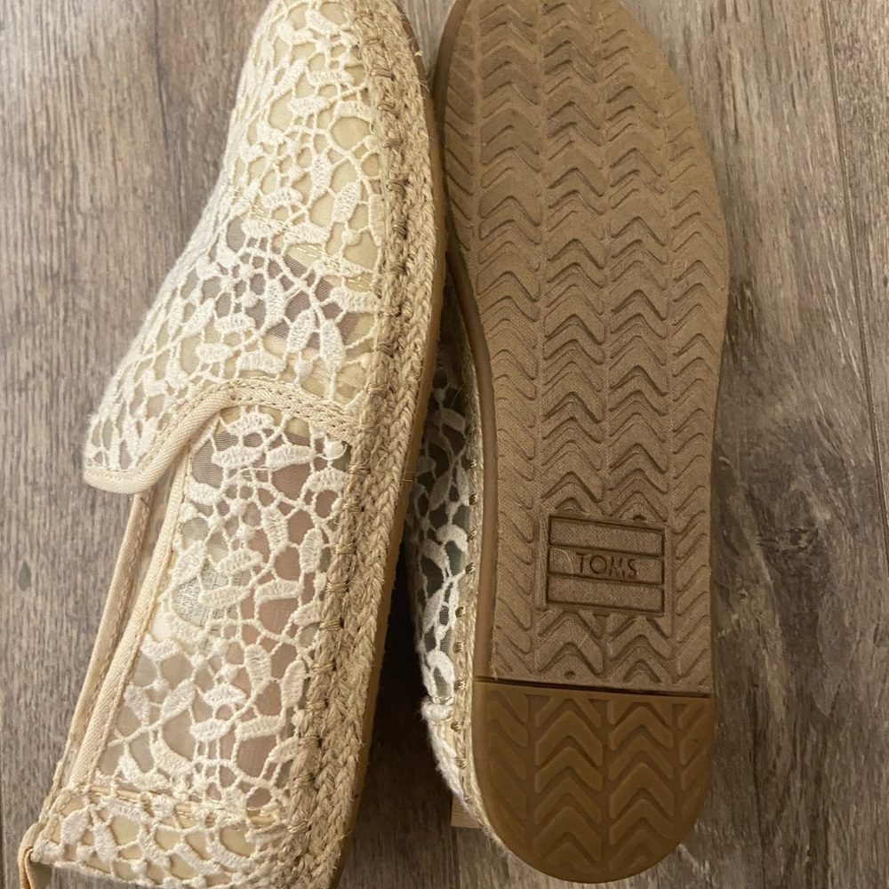 Tom’s lace size 6 women’s loafer